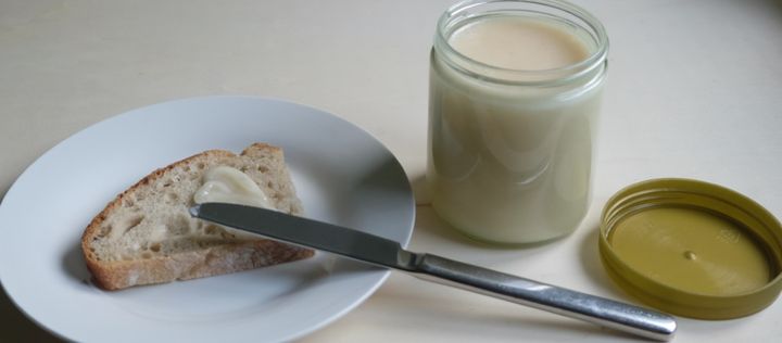 Honigbrot auf einem Teller und ein offenes Honigglas