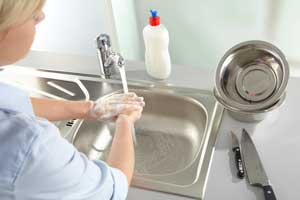 Hygiene: Frau wäscht Hände am Waschbecken 