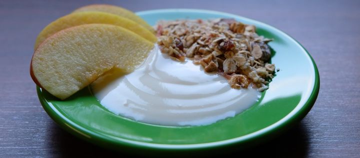 Joghurt mit Müsli und Apfel