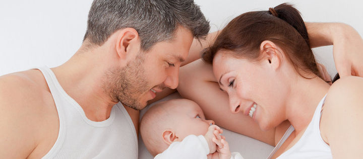 Eine junges Paar mit ihrem Baby in der Mitte 