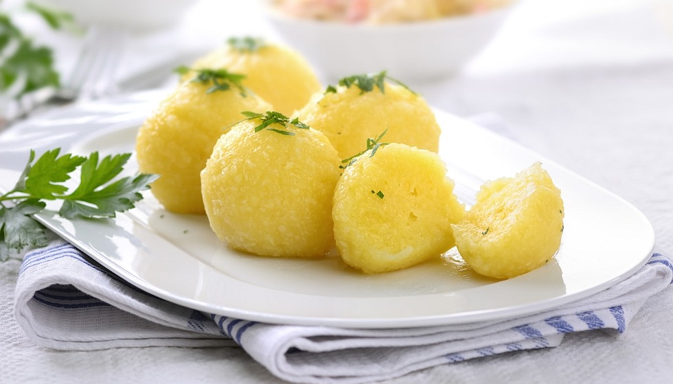 Kartoffelklöße auf Teller mit Schnittlauch