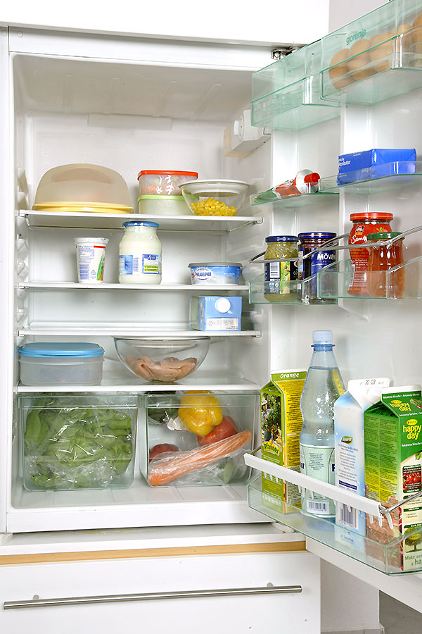 Blick in einen geöffneten Kühlschrank