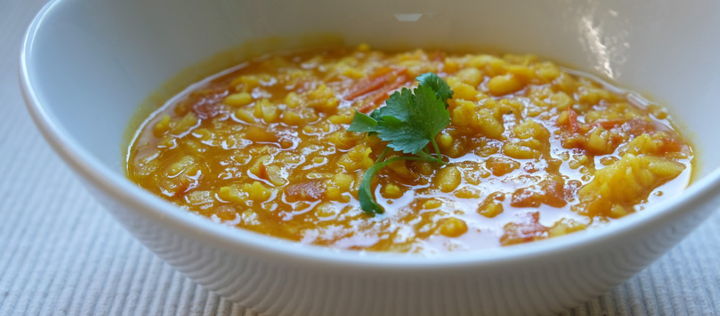 Mung-Dal-Suppe mit Tomaten und Koriander
