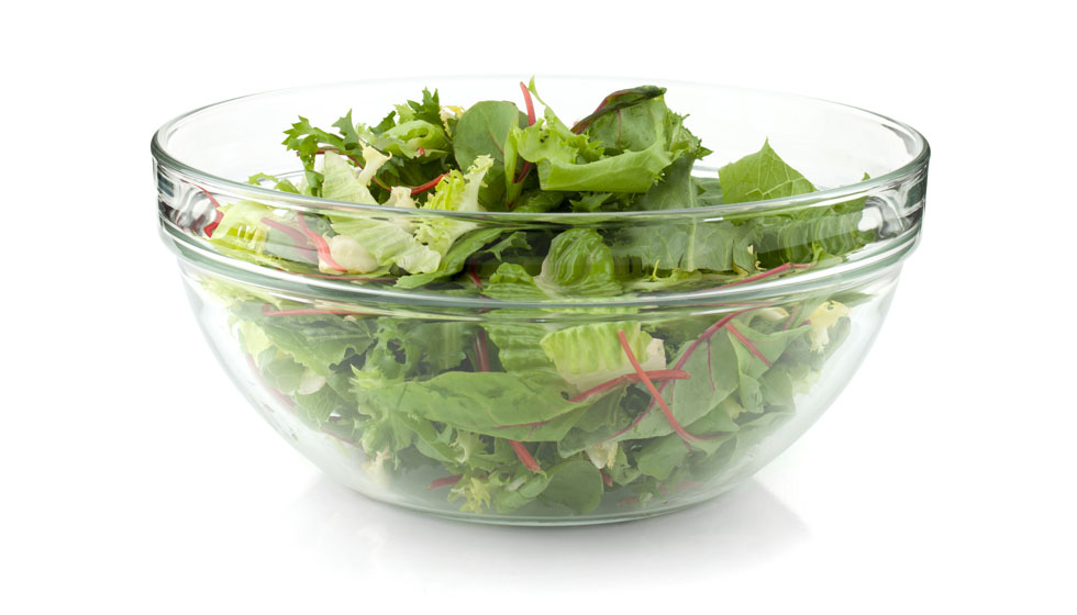 Glasschüssel mit grünem Salat