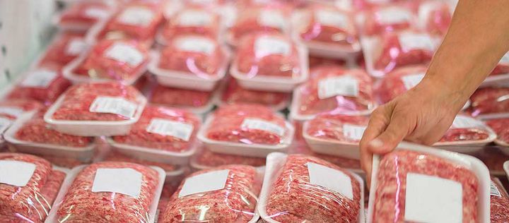 Verpacktes Schweinehackfleisch im Kühlregal mit Etikett
