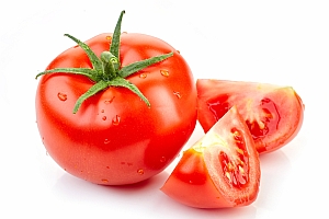 Eine ganze und zwei Viertel Tomaten