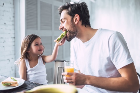 Vater und Tochter essen gemeinsam.