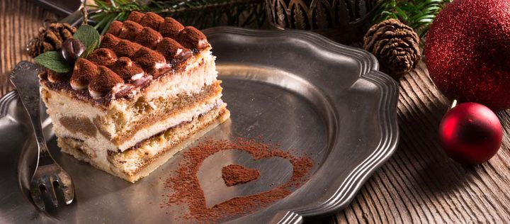 Tiramisu-Torte auf weihnachtlich geschmücktem Tisch