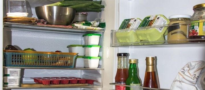 gefülltes Kühlschrankfach