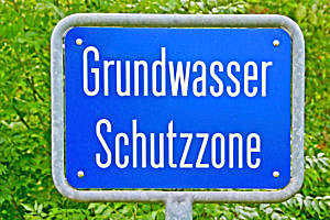 Schild mit Aufschrift "Grundwasser Schutzzone"