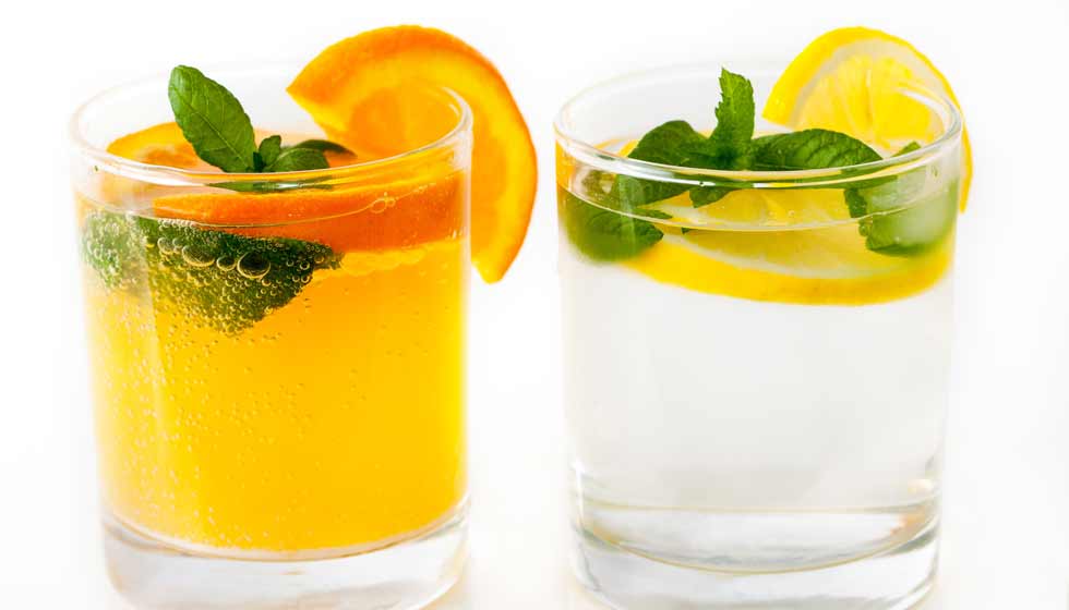 Orangen- und Zitronenlimonade in Gläsern