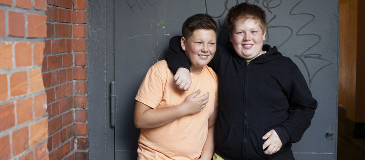 Zwei Jungen mit Übergewicht