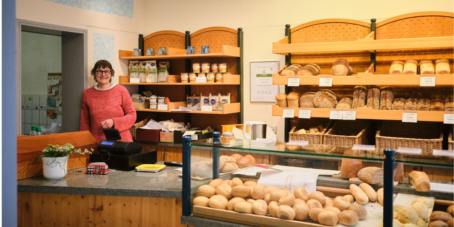 Karin Beier steht in ihrer Bäckerei.. Artikel "#9 Gutes Brot und eine neue Heimat" öffnen.