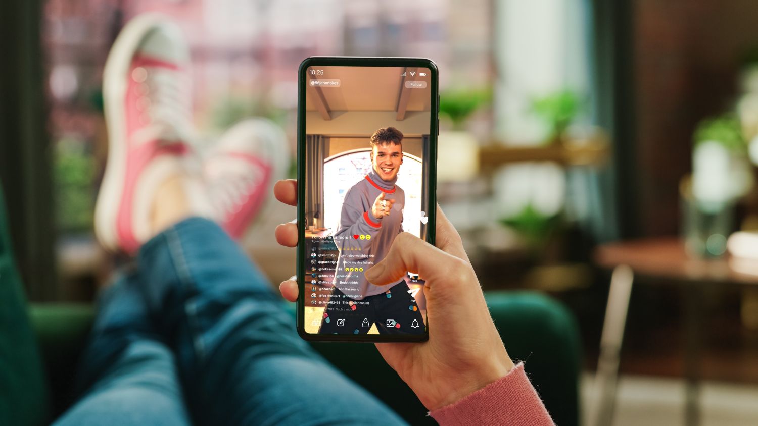 Person mit hochgelegten Beinen hält Handy in der Hand.. Artikel "Einfluss von Influencer-Werbung in den sozialen Medien auf Heranwachsende" öffnen.