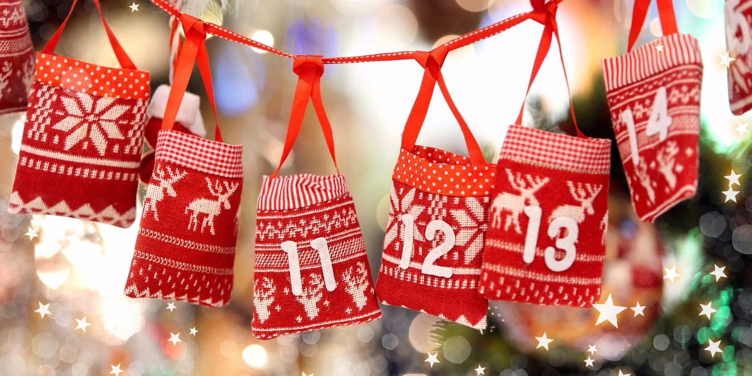 Rote kleine Säckchen mit Zahlen und weihnachtlichen Motiven hängen an einer Schnur. . Artikel "Kulinarischer Adventskalender" öffnen.