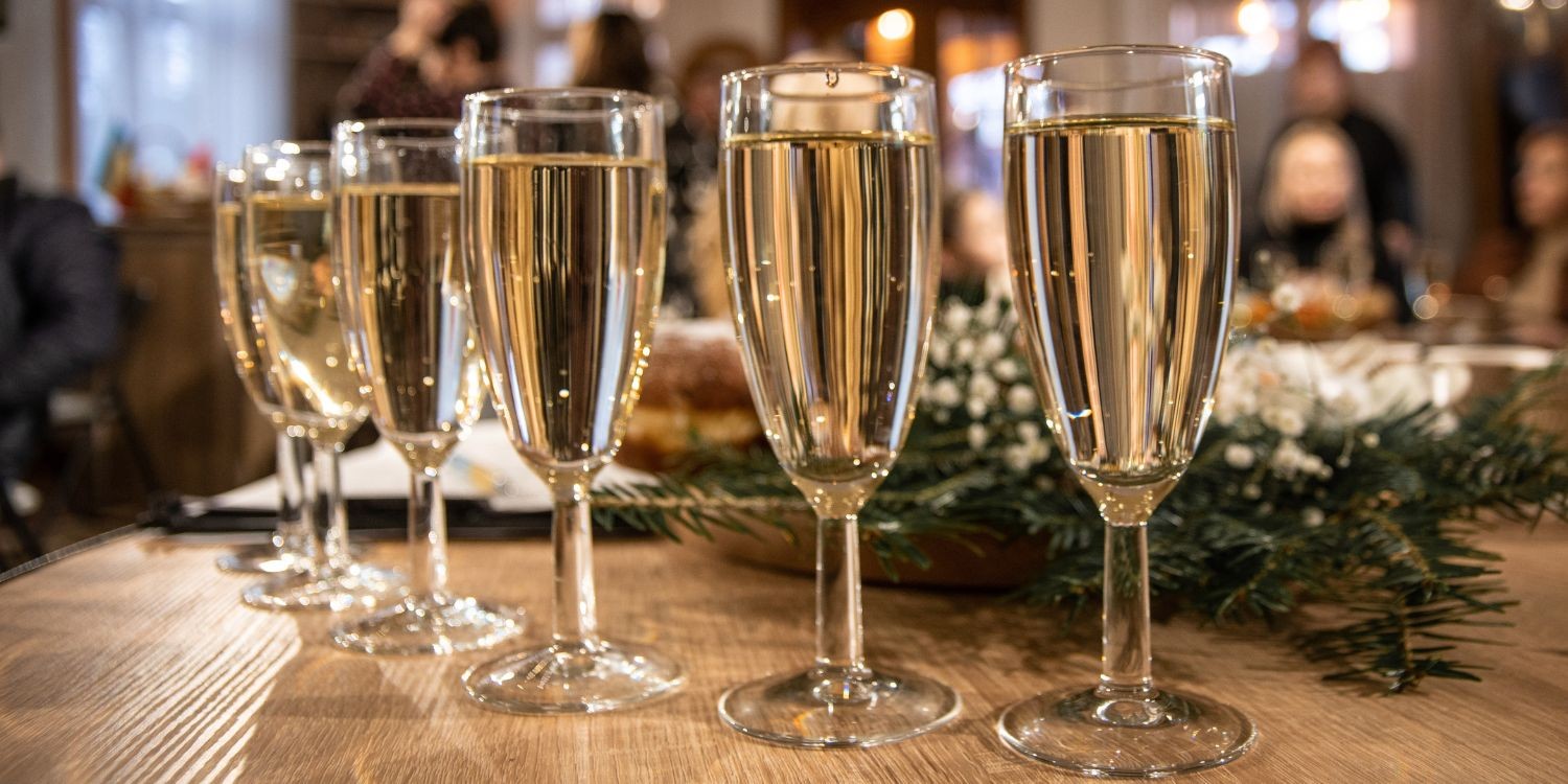Auf einem Tisch stehen mehrere Sektgläser. . Artikel "Alkoholkonsum in Deutschland neu bewertet" öffnen.