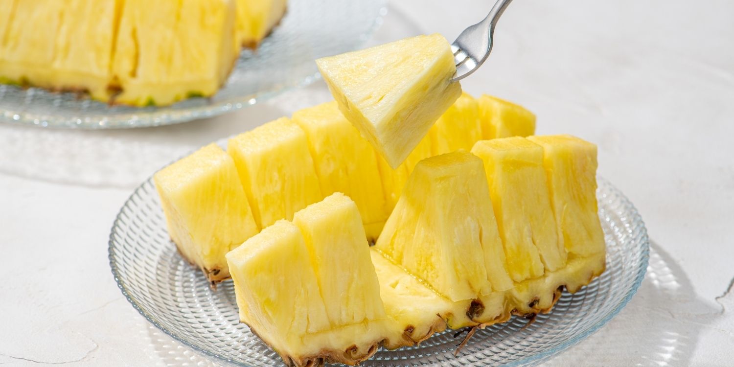 Ananasstücke liegen auf einem Glasteller.. Artikel "Exotische Frucht: Ananas" öffnen.