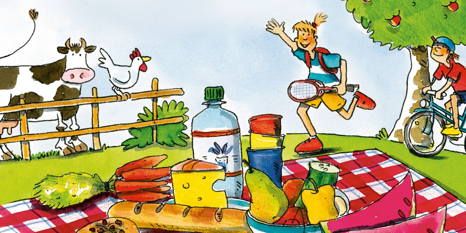 Bunte Illustration von der Vorderseite des Entdeckerheftes. Auf einer Wiese liegt eine karierte Picknickdecke mit Gemüse, Obst, Brot, Käse und einer Flasche Wasser. Ein Mädchen mit einem Tennisschläger in der Hand kommt angelaufen. Hinter ihr fährt ein Junge mit einem Fahrrad. Im Hintergrund sieht man eine Kuh und ein Huhn.     . Artikel "So macht Essen Spaß" öffnen.