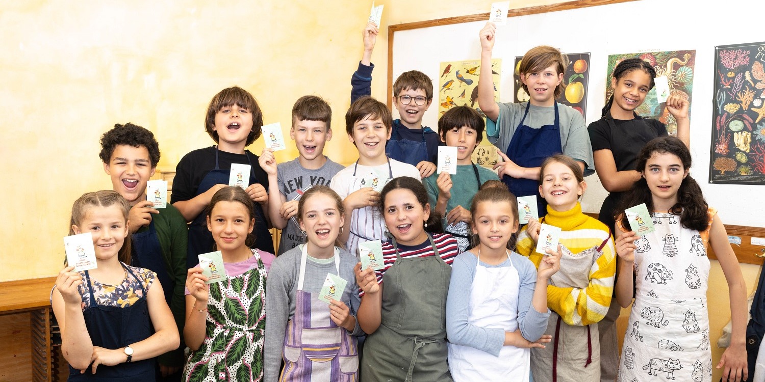 Mädchen und Jungen einer Grundschulklasse halten stolz den Ernährungsführerschein in der Hand. . Artikel "Ernährungsführerschein wird volljährig" öffnen.