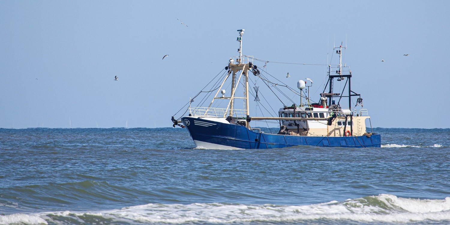 Ein Fischkutter fährt auf der Nordsee. . Artikel "Frische Fischfang-Fakten " öffnen.