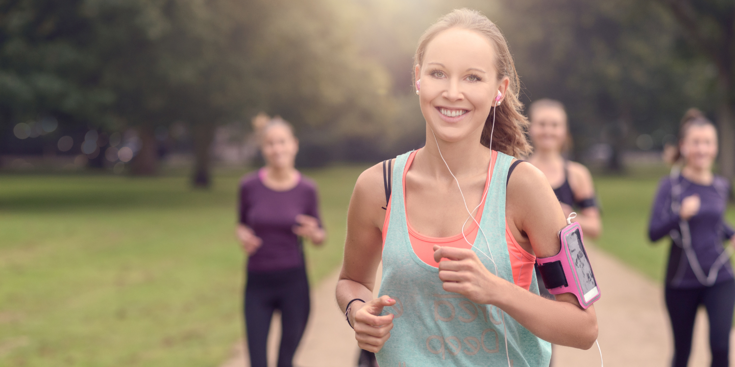 Eine Gruppe von jungen Frauen joggt durch einen Park. . Artikel "Fitness- und Kalorienzähler-Apps" öffnen.