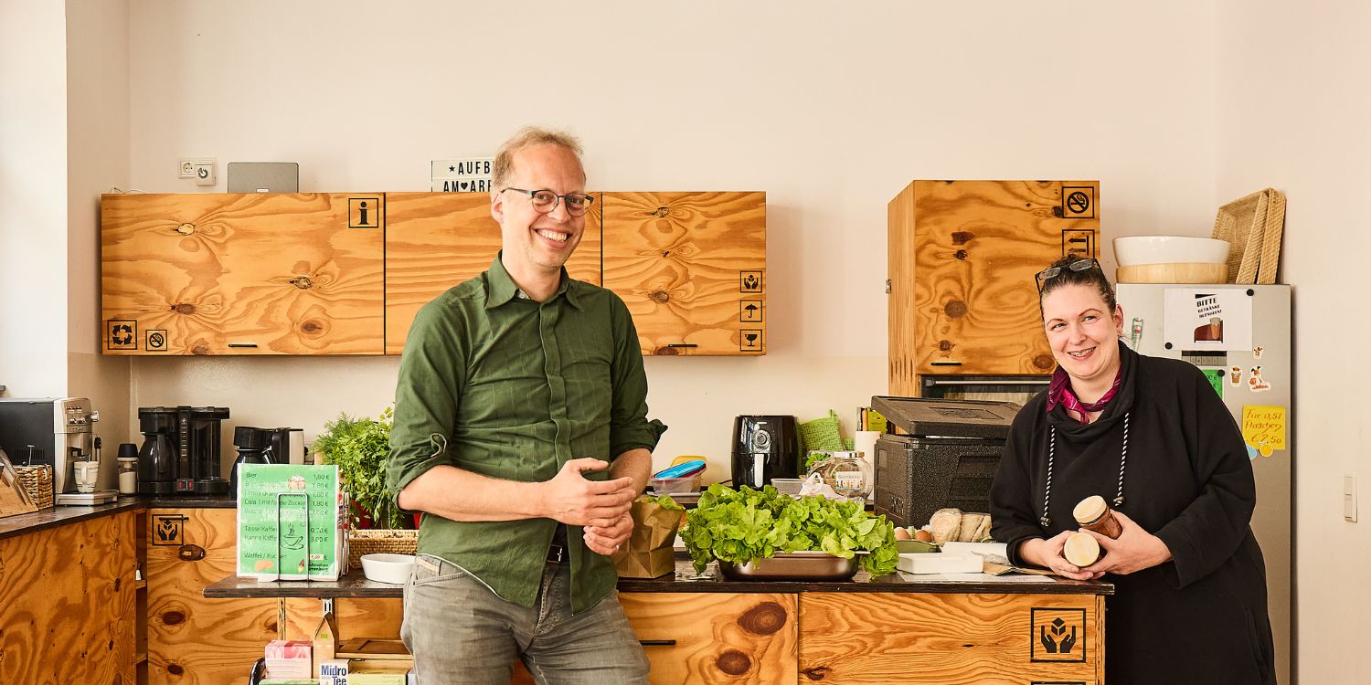 Ulrich Christenn (links) steht in der Arrenberger Gemeinschaftsküche.. Artikel "Neuer Podcast „Foodsteps“" öffnen.