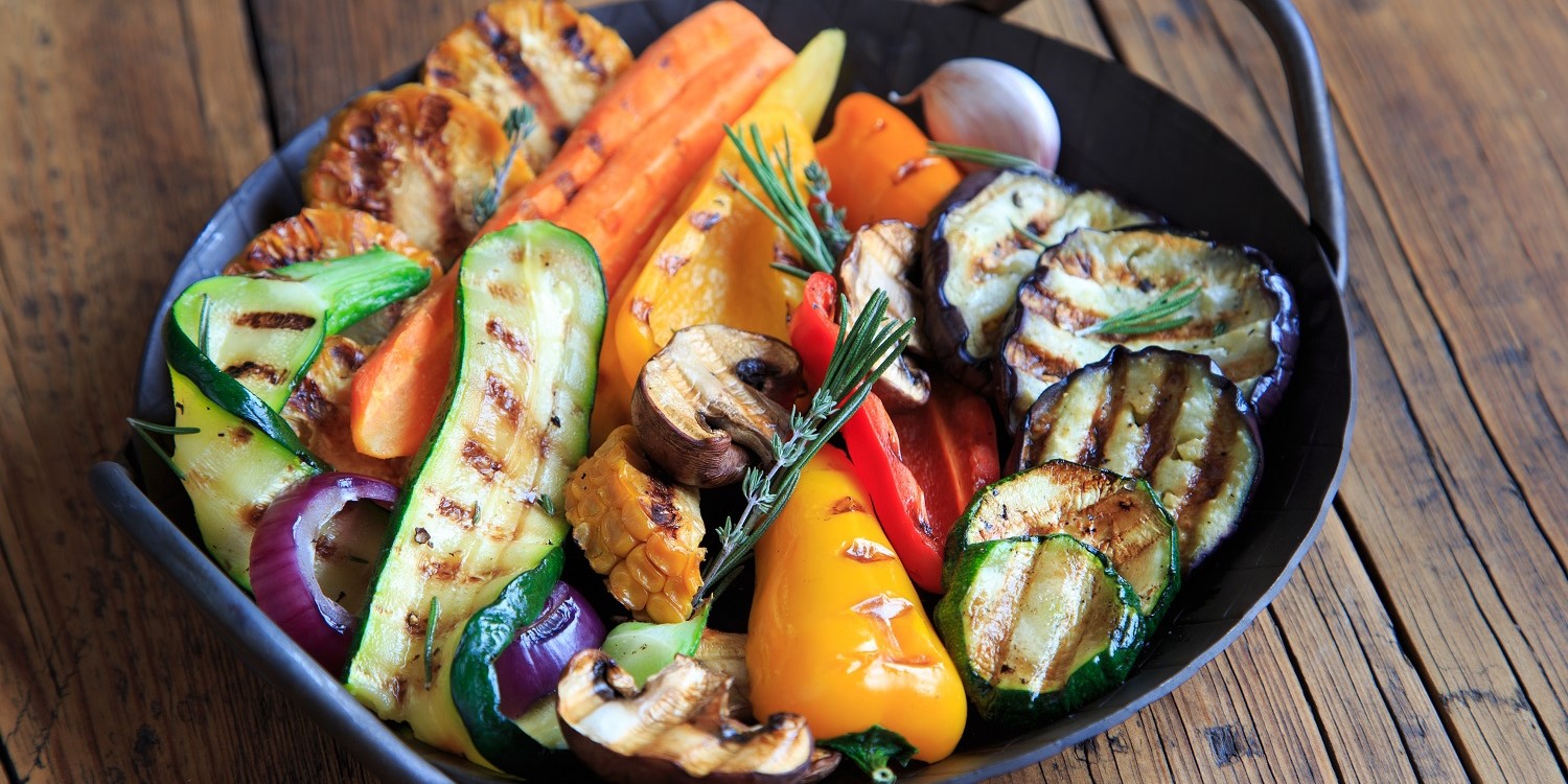 In einer Pfanne liegt buntes Grillgemüse – Zucchini, Paprika, Champignons, Möhren und Zwiebeln.. Artikel "Bunte Vielfalt auf dem Grill" öffnen.