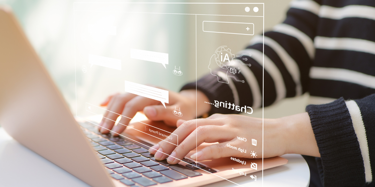 Eine Frau sitzt vor ihrem Laptop und schreibt etwas. . Artikel "„ChatGPT, erstelle mir bitte einen Ernährungsplan.“" öffnen.