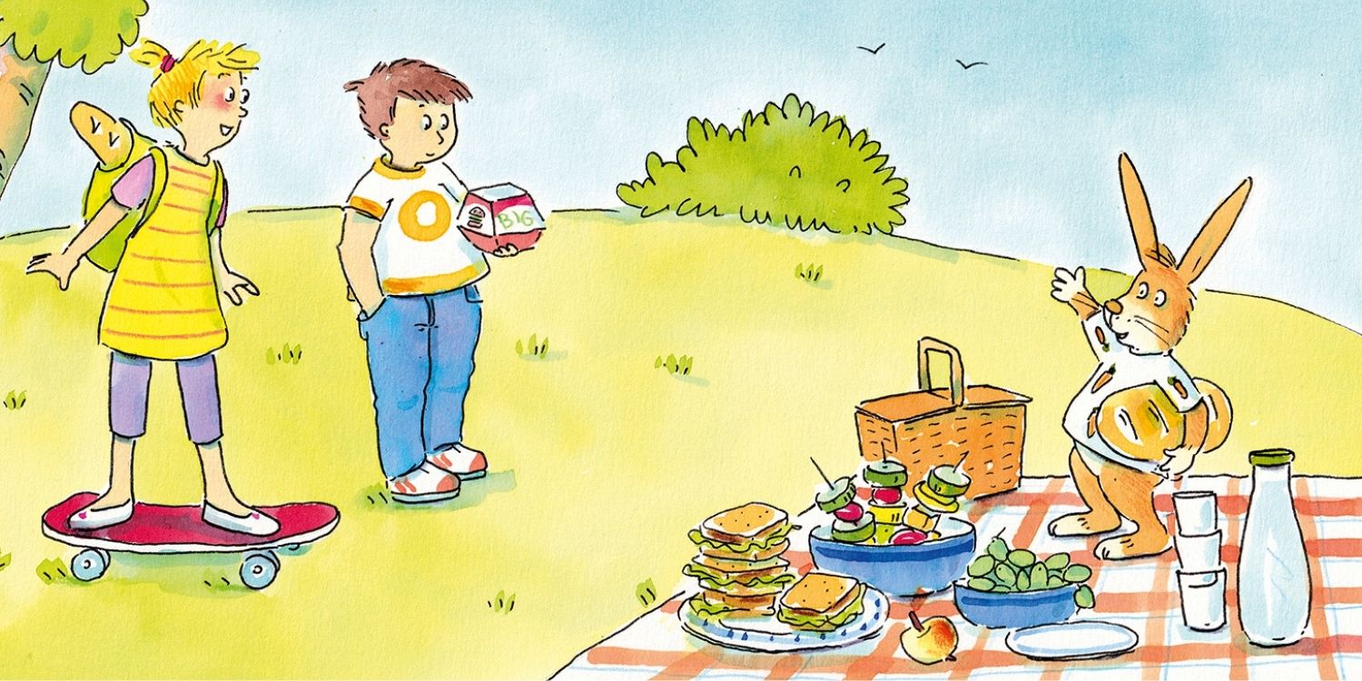 Eine Zeichnung zeigt einen Hasen mit einer Picknickdecke mit einem Korb, belegten Broten, Obst und Gemüsespießen. Er winkt ein Mädchen mit Skateboard und einen Jungen mit Fußball herbei.. Artikel "Kasimirs Hörspiel-Abenteuer" öffnen.