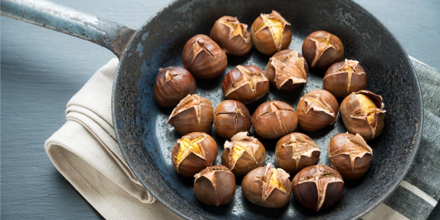 Geröstete Maronen liegen in einer Pfanne. . Artikel "Heiße Maronen selbst geröstet" öffnen.