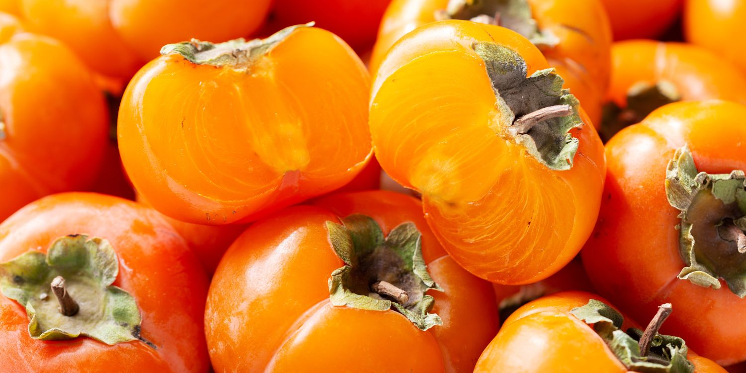 Das Bild ist ausgefüllt mit reifen Kaki der Sorte Persimone, einige sind aufgeschnitten.. Artikel "Exotische Frucht: Kaki" öffnen.