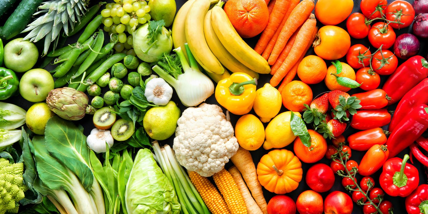 Das Bild ist ausgefüllt mit Obst, Salat und Gemüse. Dabei verändert sich die Farbe von links nach rechts über Grün, zu Weiß, dann Gelb, Orange und Rot mit den passenden Lebensmitteln.. Artikel "Studie zu Kost für Herz und Kreislauf" öffnen.