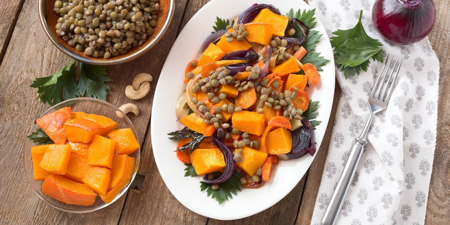  Auf einem weißen Teller ist ein Kürbissalat mit Linsen angerichtet. . Artikel "Update für die Planetary Health Diet " öffnen.