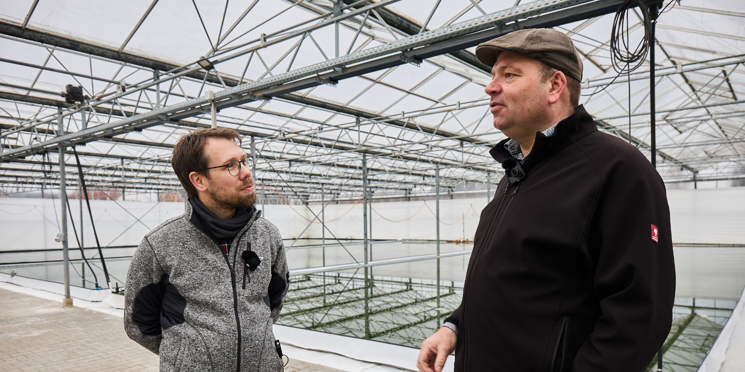 Schweinehalter und Algenproduzent Ulrich Averberg im Gespräch mit Podcast-Host Sebastian H. Schroeder in seinem Gewächshaus. . Artikel "#5 Vom Schwein zu Spirulina" öffnen.