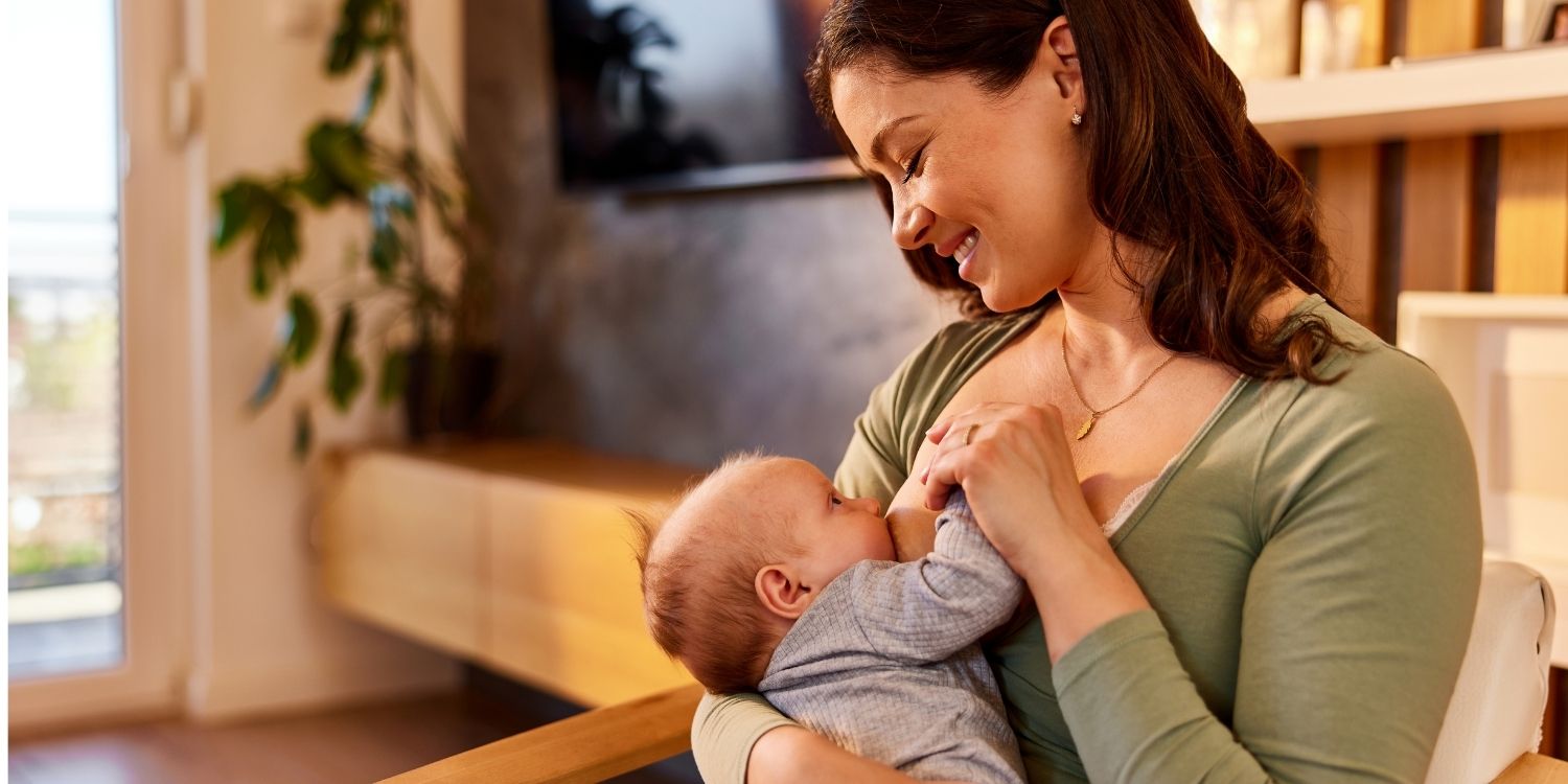 Eine Mutter stillt ihr Baby.. Artikel "Jod in der Stillzeit" öffnen.