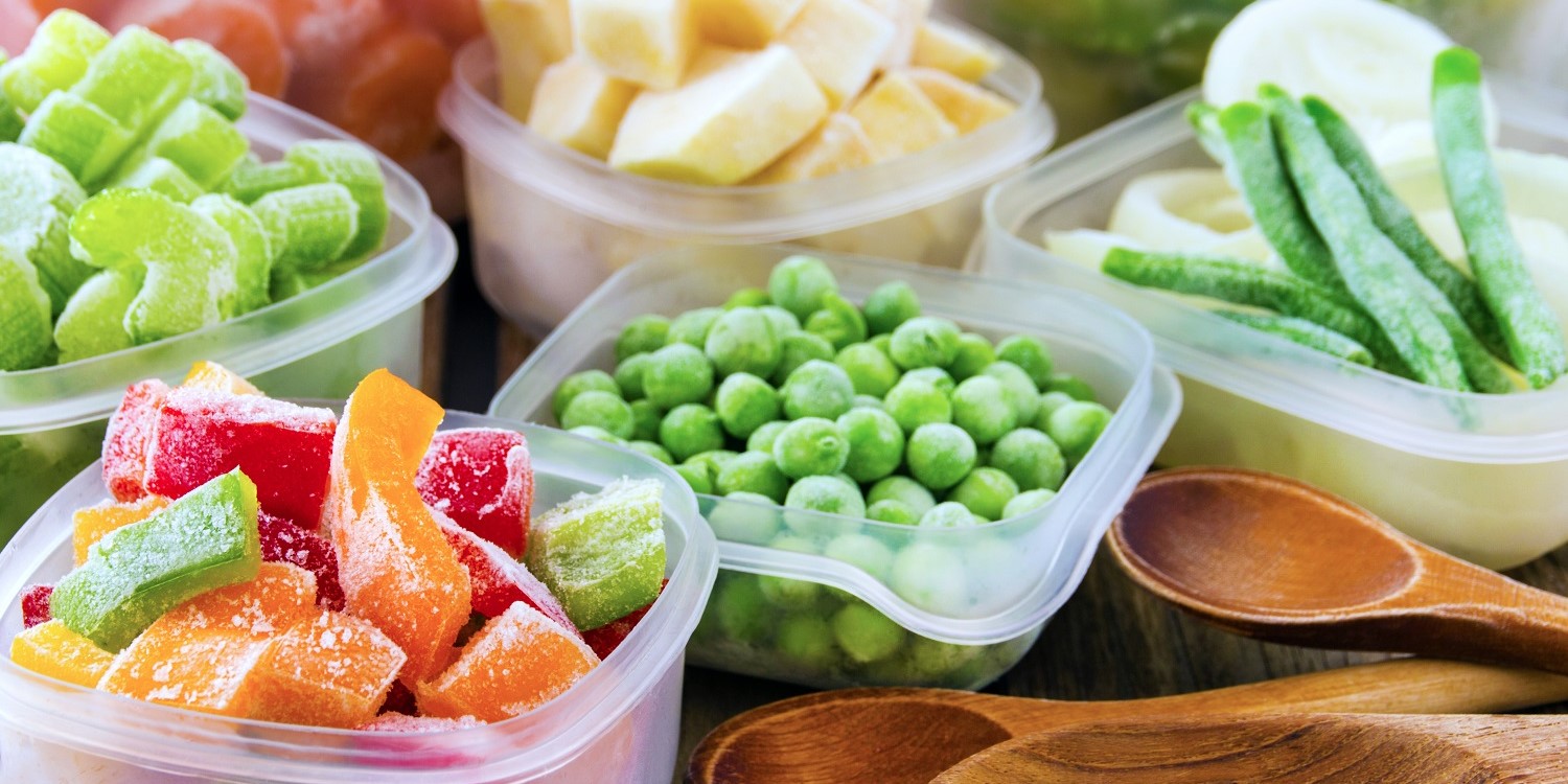 Auf einem Tisch stehen verschiedene Gefrierbehälter mit unterschiedlichem Obst und Gemüse.. Artikel "Saisonales Obst und Gemüse einfrieren" öffnen.
