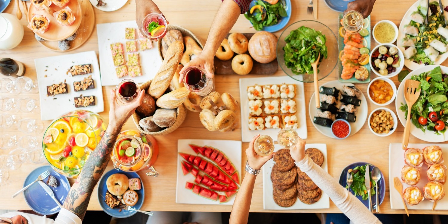 Auf einem Tisch steht eine bunte, vielfältige Auswahl an Gerichten mit und ohne Fleisch. . Artikel "Alternativprodukte zu tierischen Lebensmitteln" öffnen.
