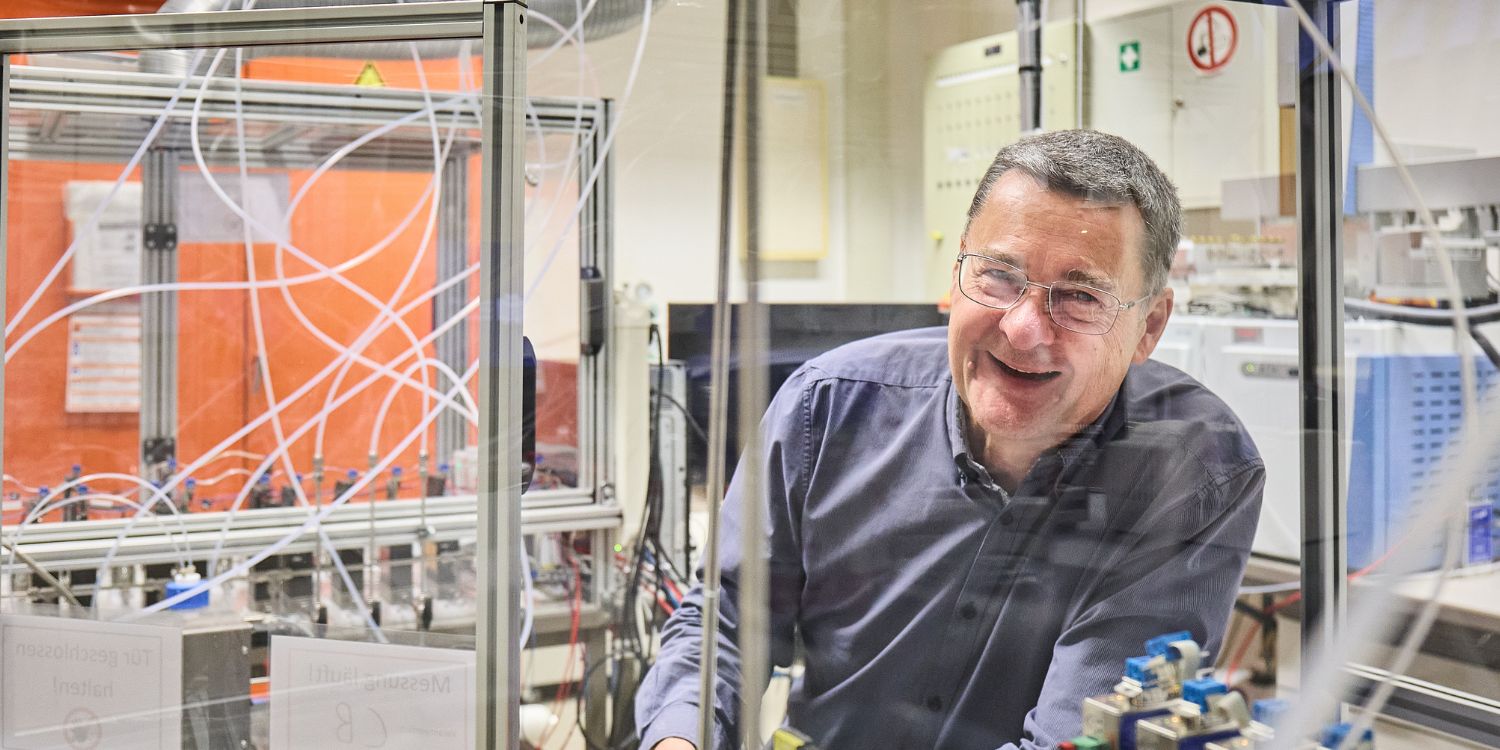 Professor Andreas Schütze steht in seinem Labor und lächelt in die Kamera. . Artikel "# 4 Die Erdbeer-Vorhersage" öffnen.