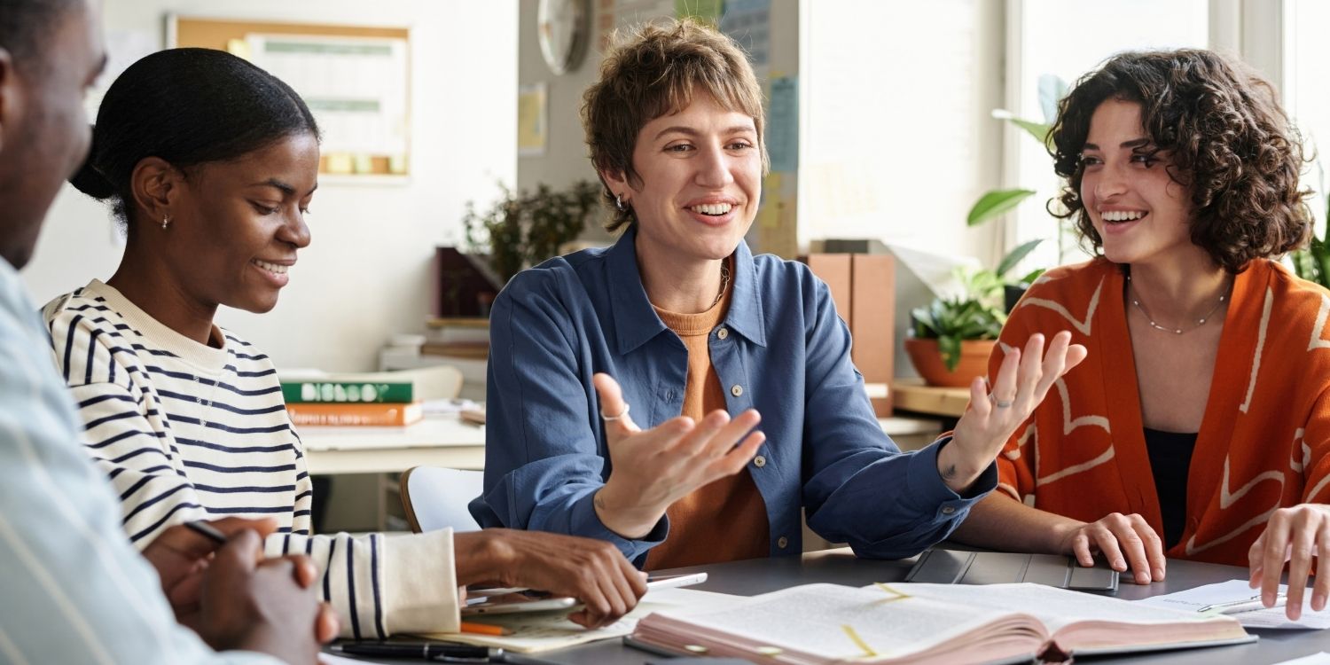 Drei junge Frauen sitzen an einem Tisch mit aufgeschlagenen Büchern und diskutieren. . Artikel "Professionelle Haltung in der Ernährungsbildung " öffnen.