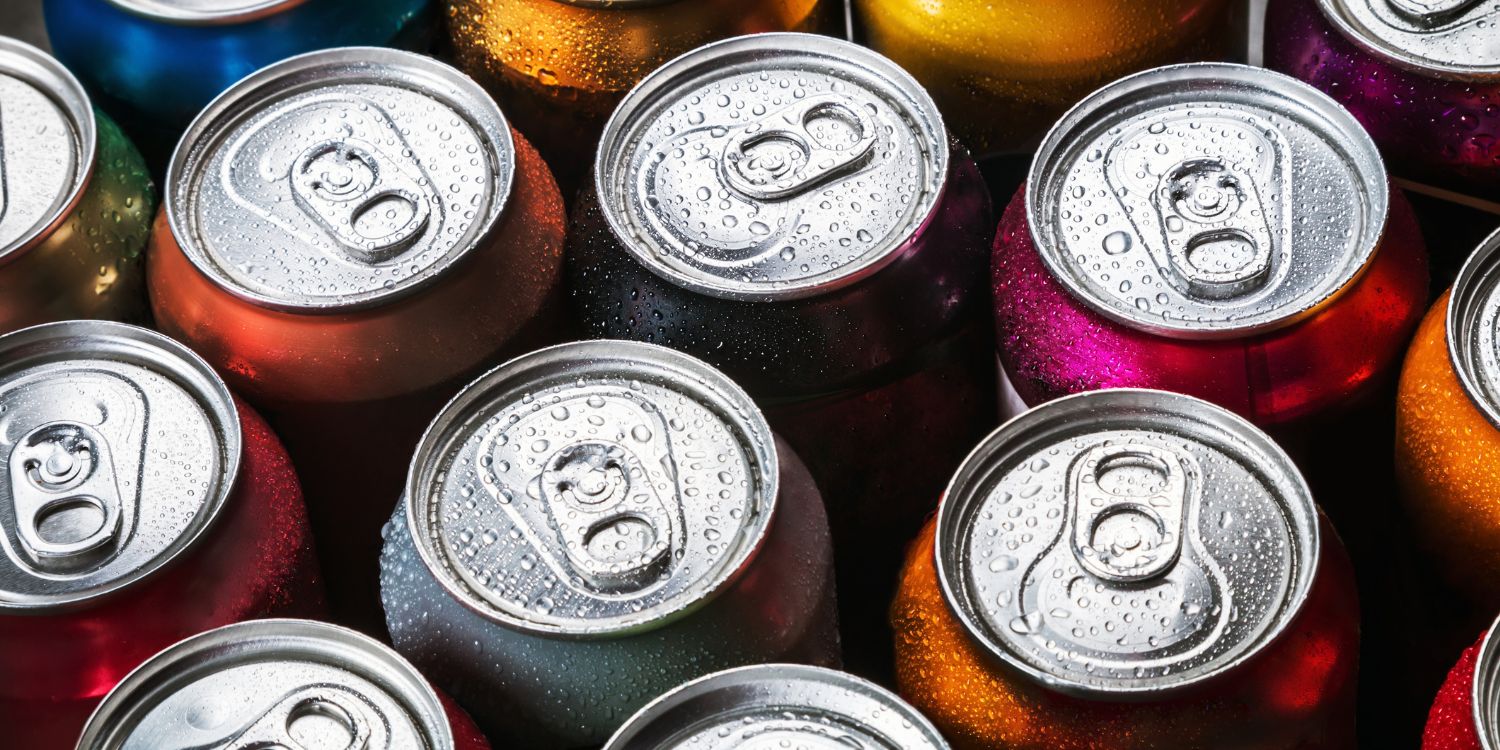 Das Bild ist ausgefüllt von Aluminium-Getränkedosen in der Ansicht von oben. . Artikel "Energy Shots unter der Lupe" öffnen.