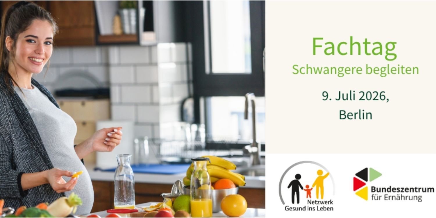 Eine schwangere Frau steht in der Küche. Vor ihr liegt Obst und Gemüse. Im Textfeld daneben steht „Fachtag Schwangere begleiten 9. Juli 2026, Berlin“. Darunter sind die Logos vom Netzwerk Gesund ins Leben und vom Bundeszentrum für Ernährung abgebildet. . Artikel "Neue Handlungsempfehlungen zur Schwangerschaft" öffnen.
