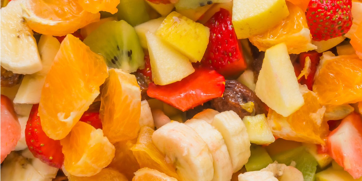 Die Bildfläche ist ausgefüllt mit in Stücke geschnittenen Äpfeln, Bananen, Orangen, Kiwis und Erdbeeren.. Artikel "Vorgeschnittenes Obst und Gemüse" öffnen.
