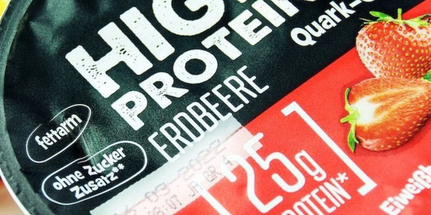 Verpackung eines High-Protein-Quarks mit der Geschmacksrichtung Erdbeere. . Artikel "Muckis zum Löffeln?" öffnen.