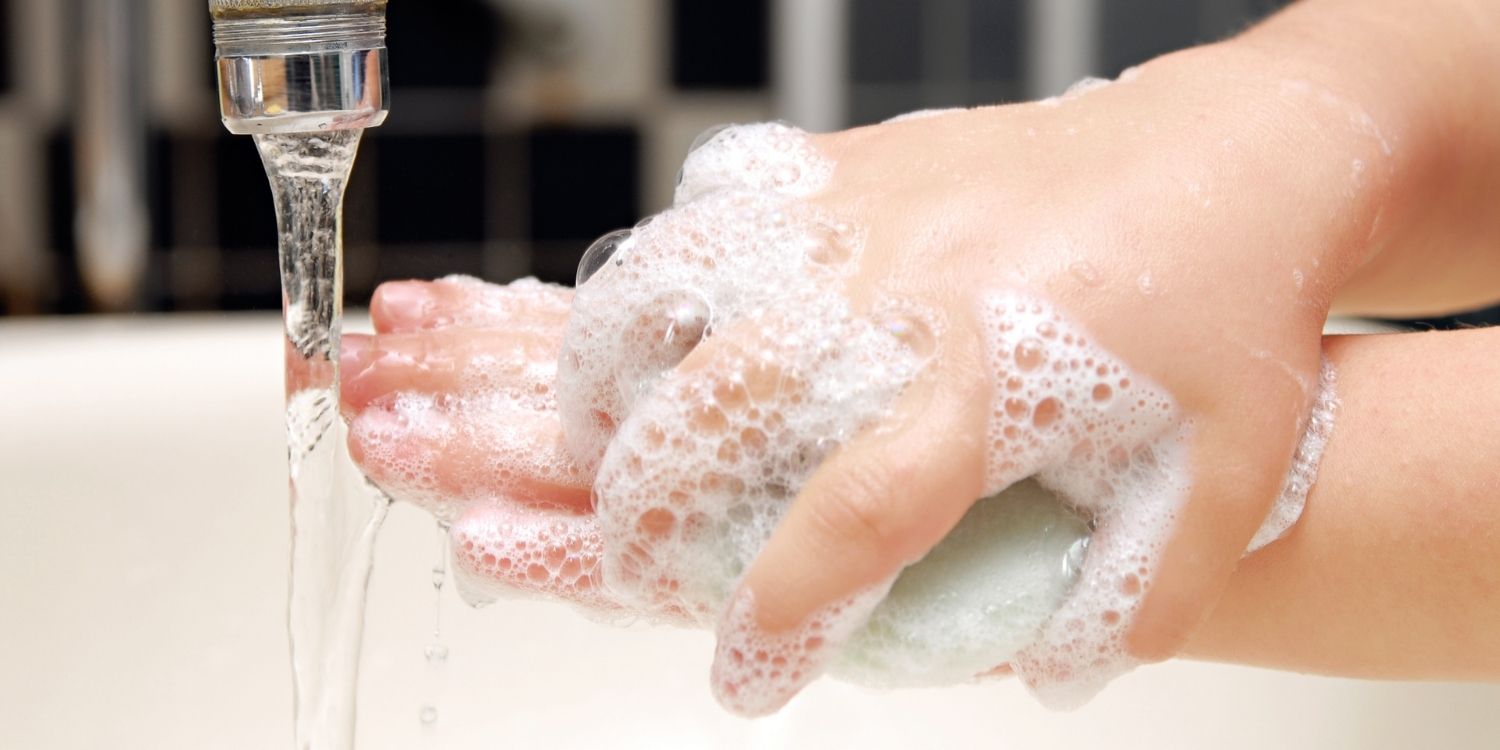 Ein Kind wäscht sich unter fließendem Wasser gründlich die Hände.. Artikel "Digitales Hygiene-Quiz für Schulklassen" öffnen.