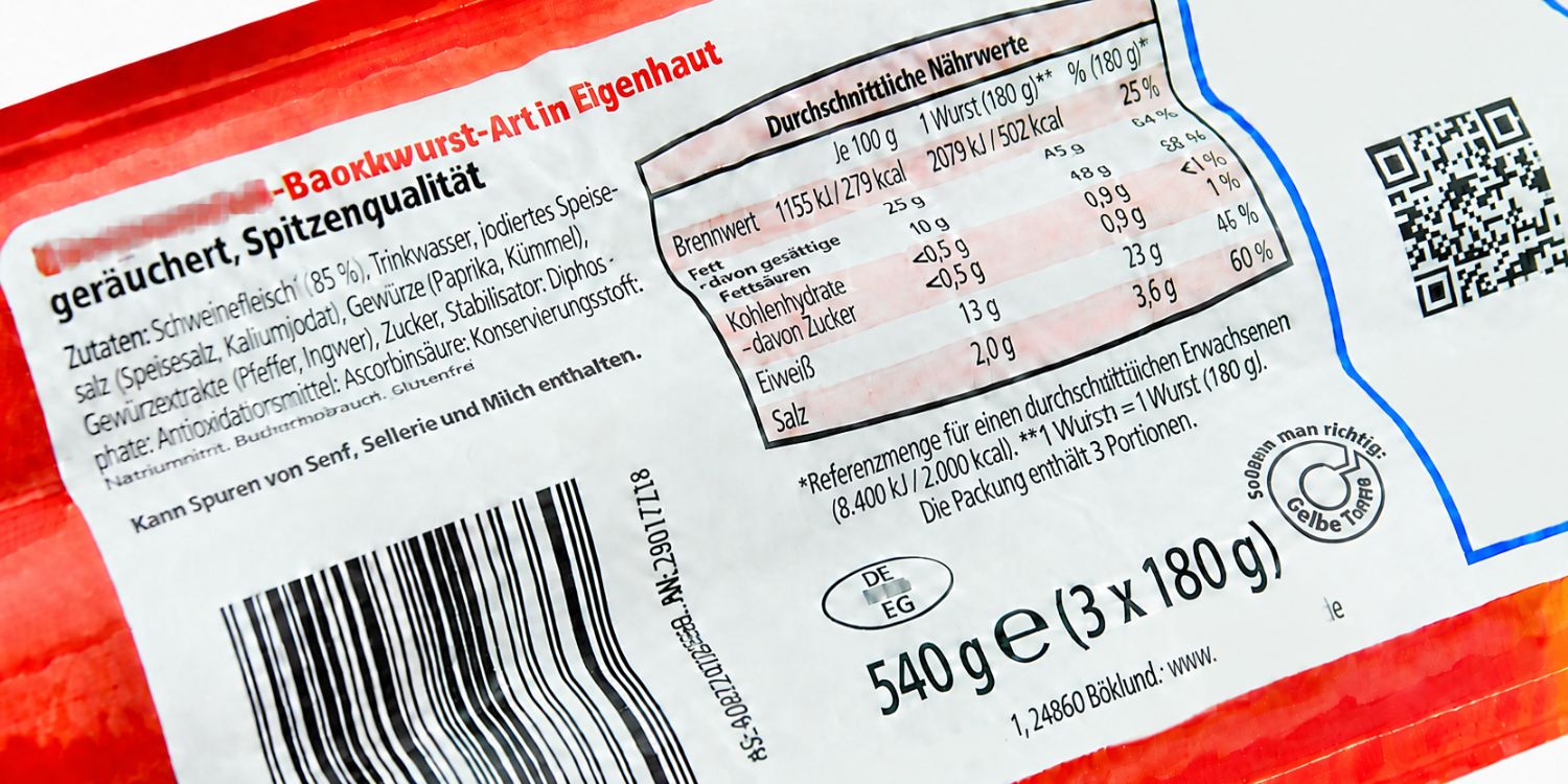 Auf der Rückseite einer Würstchenverpackung sind Zutaten, wie etwa jodiertes Speisesalz, und die Nährstoffangaben abgebildet.. Artikel "Weniger Jodsalz in verpackten Lebensmitteln" öffnen.