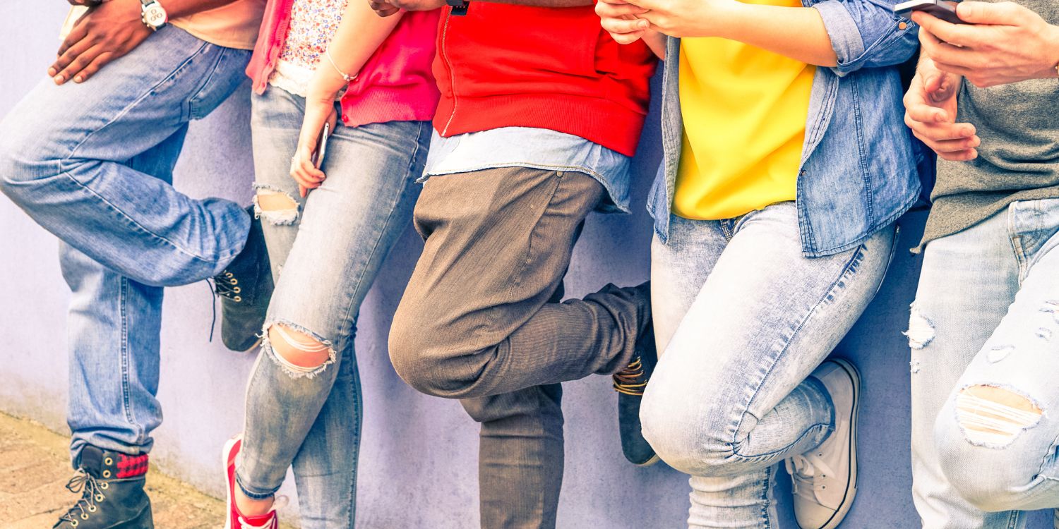 Fünf Jugendliche stehen angelehnt vor einer Wand. . Artikel "Übergewicht bei Kindern" öffnen.