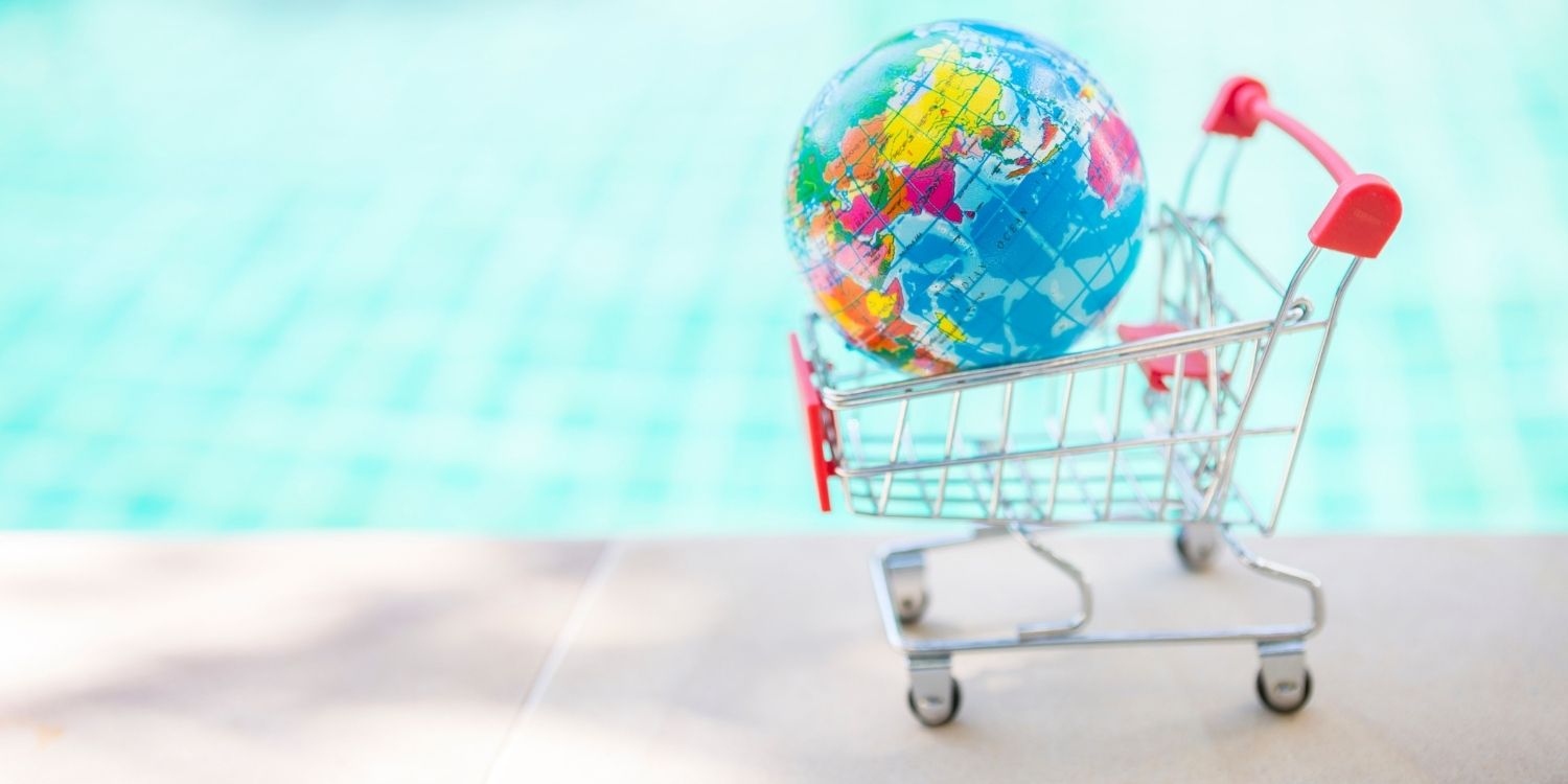 Vor einem Schwimmbecken steht ein Einkaufswagen in dem eine Weltkugel liegt.. Artikel "Klimawirksamkeit der Ernährung in Deutschland" öffnen.