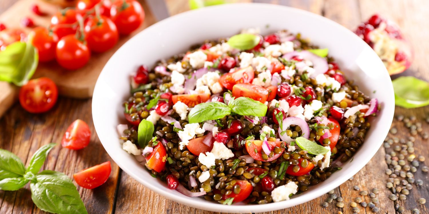 Linsensalat mit Tomate, Feta und Basilikum.. Artikel "Im Sommer bleibt die Küche kalt" öffnen.
