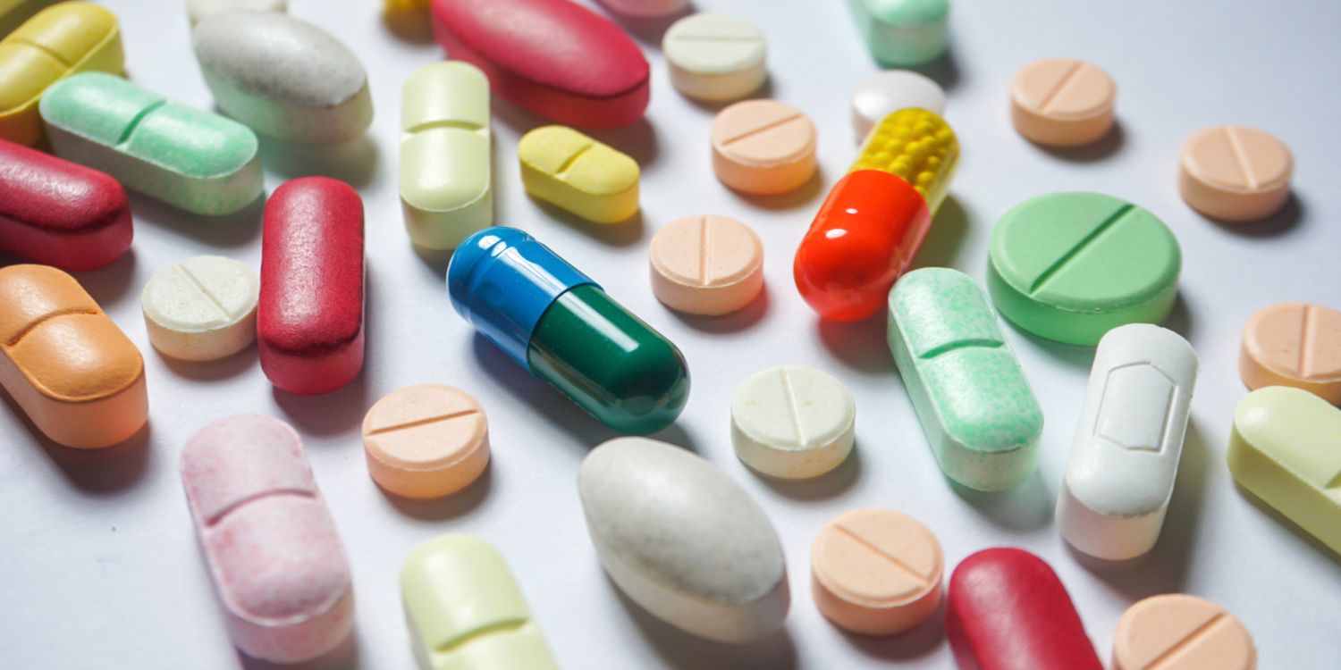 Eine helle Fläche ist bedeckt mit unterschiedlichen Tabletten und Kapseln in bunten Farben.. Artikel "Lithium als Nahrungsergänzungsmittel" öffnen.