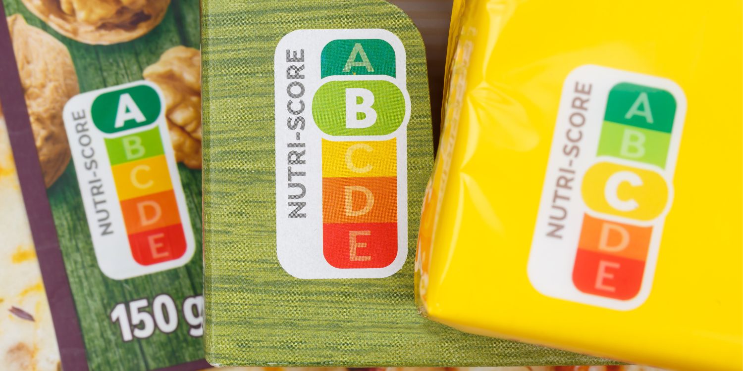 Auf drei Lebensmitteln ist der Nutri-Score angebracht. . Artikel "Web-Seminar zum Nutri-Score" öffnen.